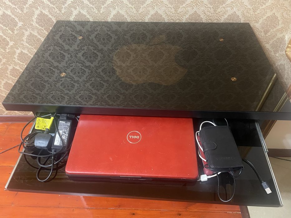 Продам компютерный столик со стекляной поверхностью