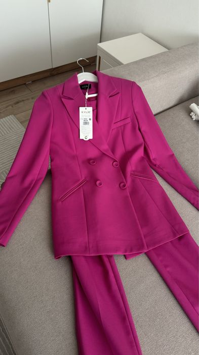 Продаю брючный костюм фирмы Kylie