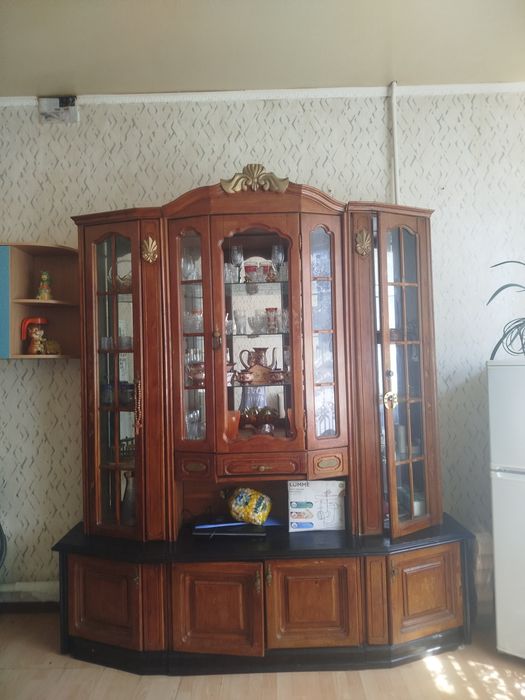 Продам сервант для посуды