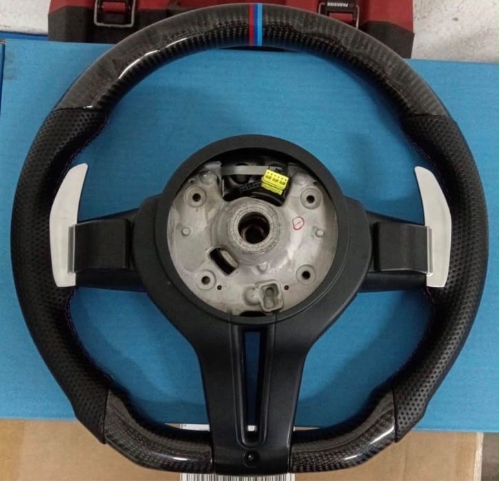 Vand Volan Carbon BMW cu padele Seria 5 F10 F11 F07 GT Seria 6 F06 F12 Seria 7 F01 X5 F15 X6 F16