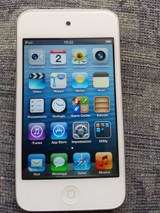 iPod  8GB touch 4rd Gen 20 ore acumulator  fuctional Apple model A1367