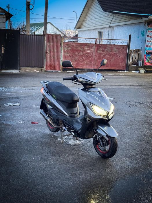 Продам мопед/скутер Ли М8