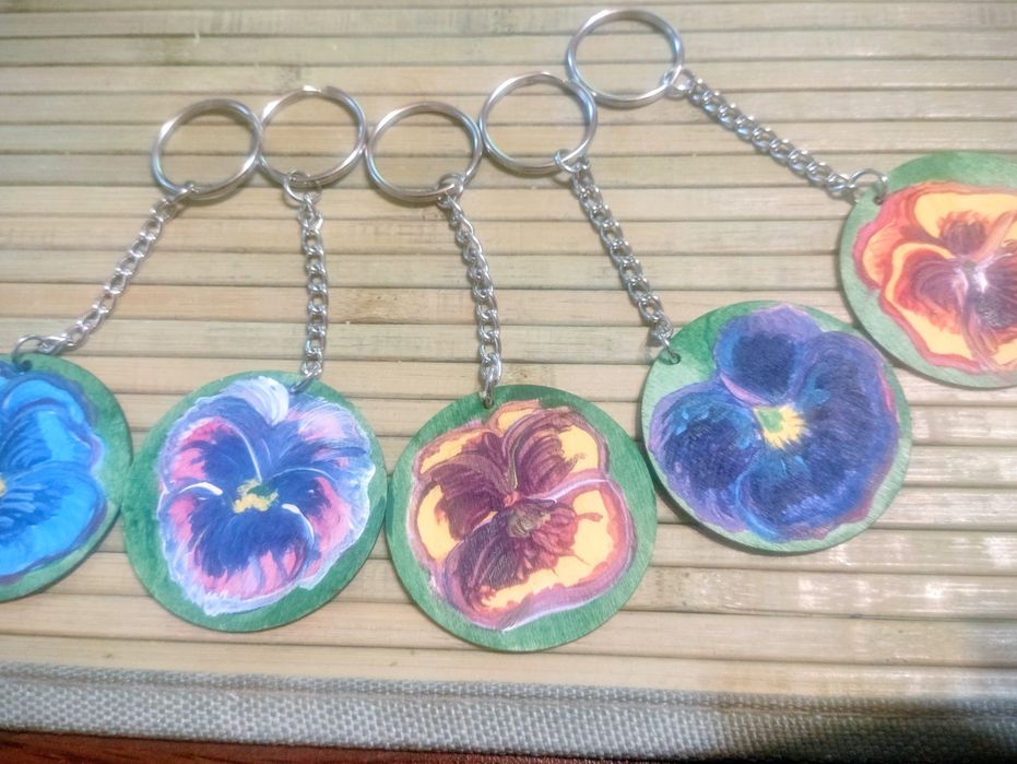 Рисувани ключодържатели със семенца на теменужки  - за 8 март