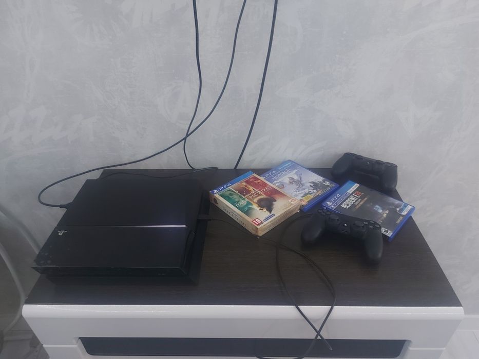 Продаю PS 4 500gb в идеальном состоянии