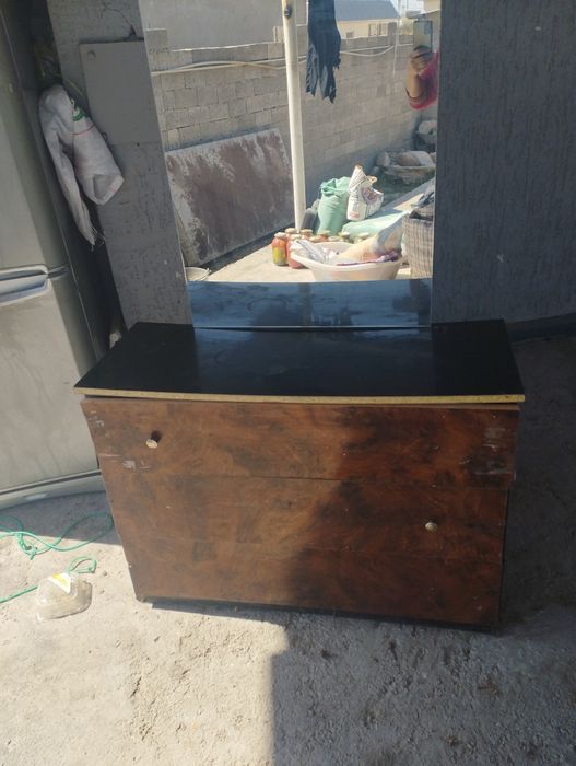 Продается тумба с зеркалом