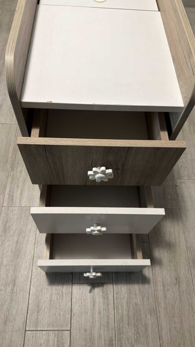 Продавам скрин/шкаф