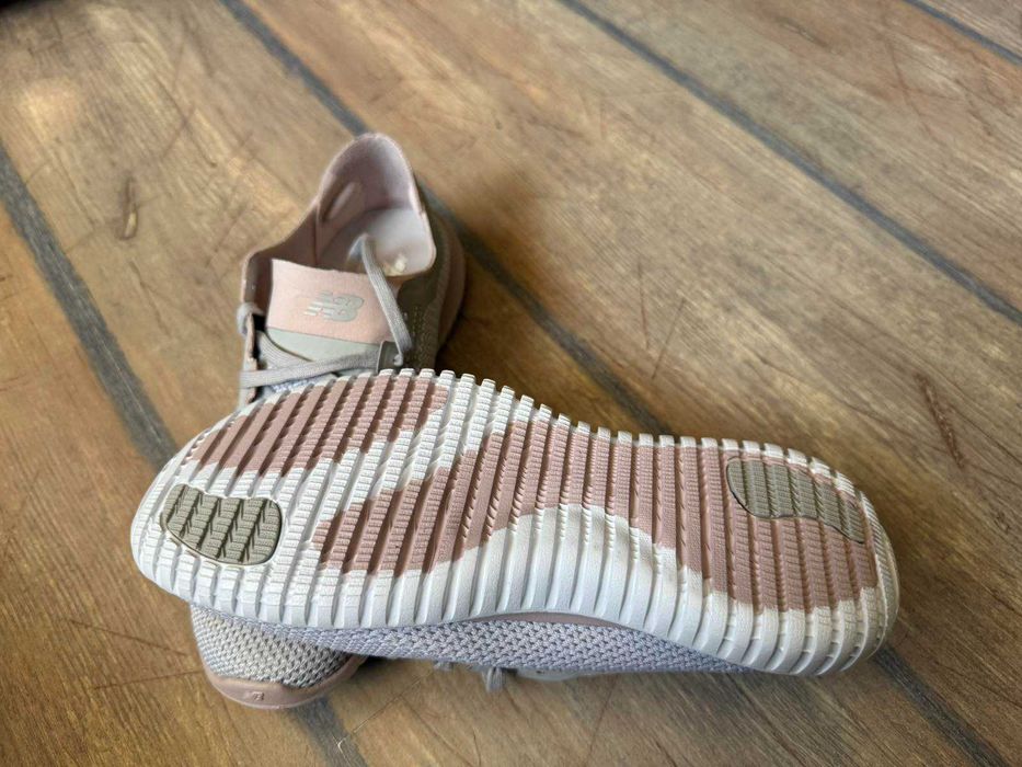 Продавам дамски обувки New Balance