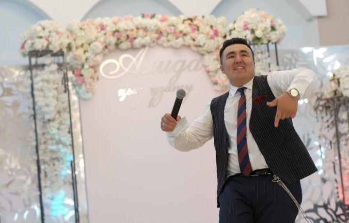 Ведущий Тамада с музыкантом