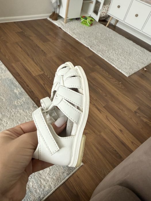 Продам сандали для девочки