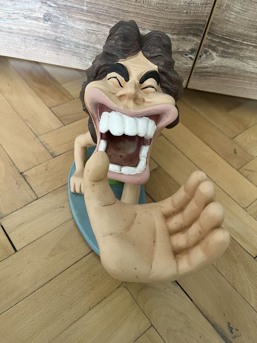 поставка за бутилки карикатура