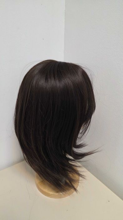 Perucă HAIRCUBE șaten închis, bob în straturi fără breton, sintetică
