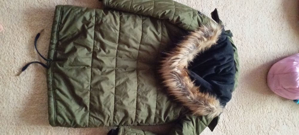 Зимняя куртка с капюшоном