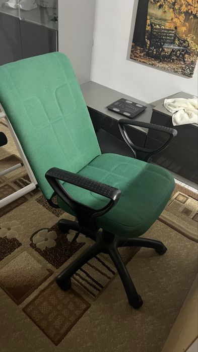 Продам стул. Б/у. Подростковый. Все работает.