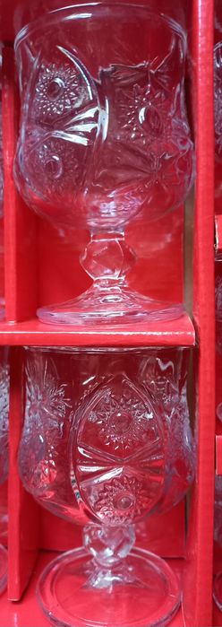 Продаются чайник и посуда разная.