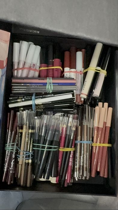 Rujuri/ creioane ochi/ buze