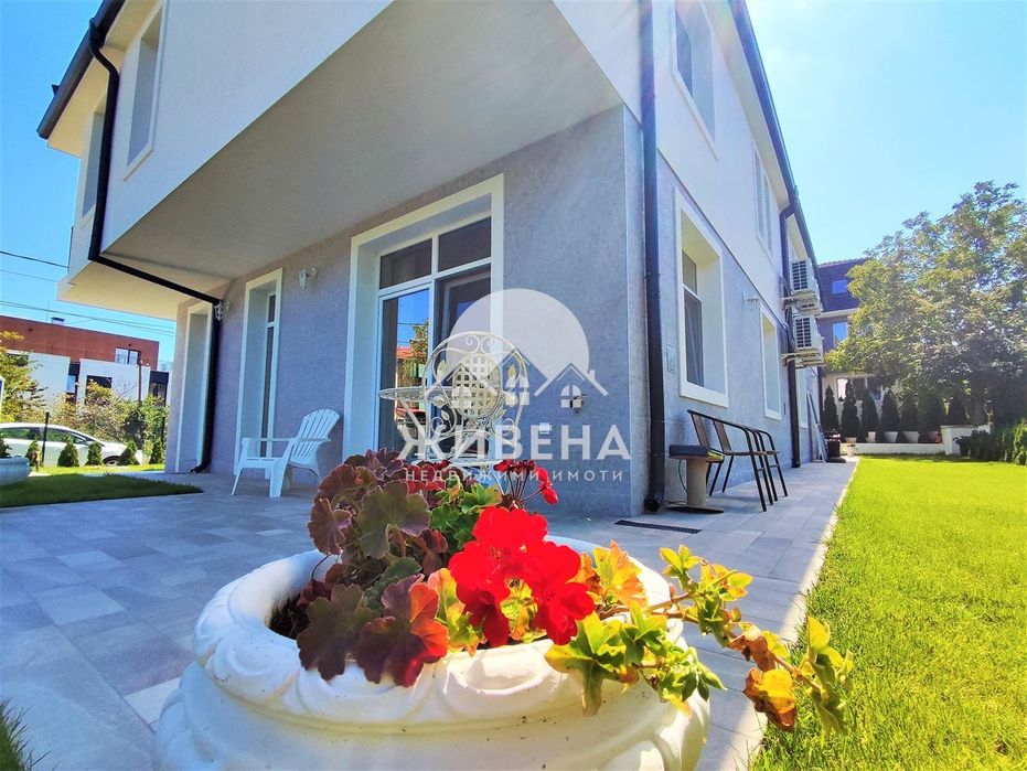 Триетажна къща в м-т Ален Мак, РЗП 270 кв.м