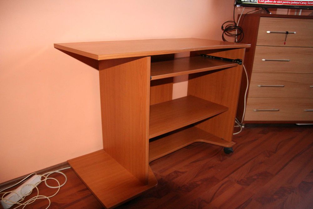 Birou, masa calcultor.