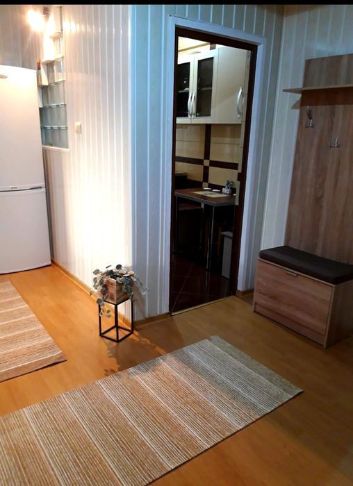 Vând sau inchiriez pe termen lung apartament cu 3 camere decomandat