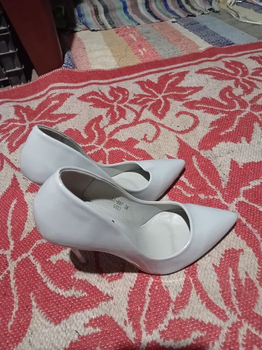 Vând pantofi cu toc de 5 cm folosiți o singura data fără defecte