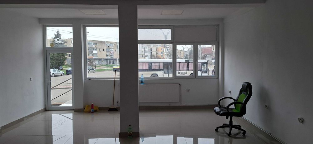 Ofer spatiu comercial de inchiriat in Onesti 80 m2