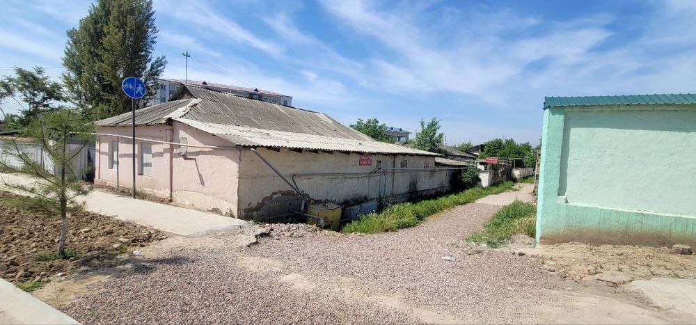 Продаётся под слом угловой,квадратный участок 8 соток. Тойтепа