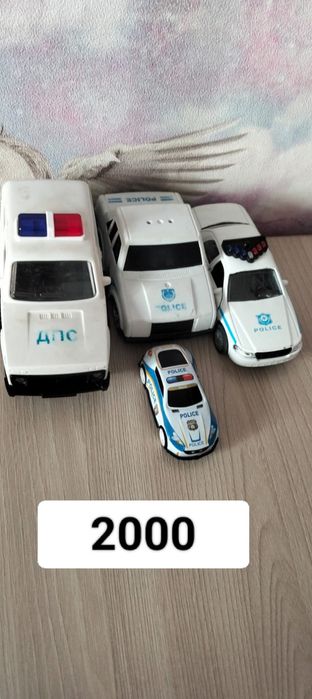 4 полицейский машины