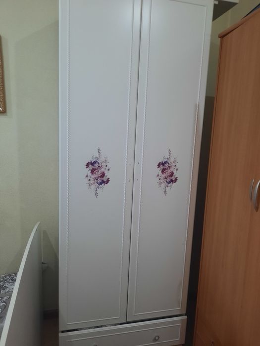 Спальный мебель.белого цвета  вместе шкафом. И кроватью