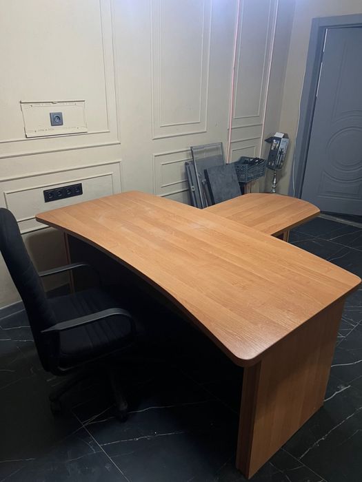 Шкаф + 2 стола.