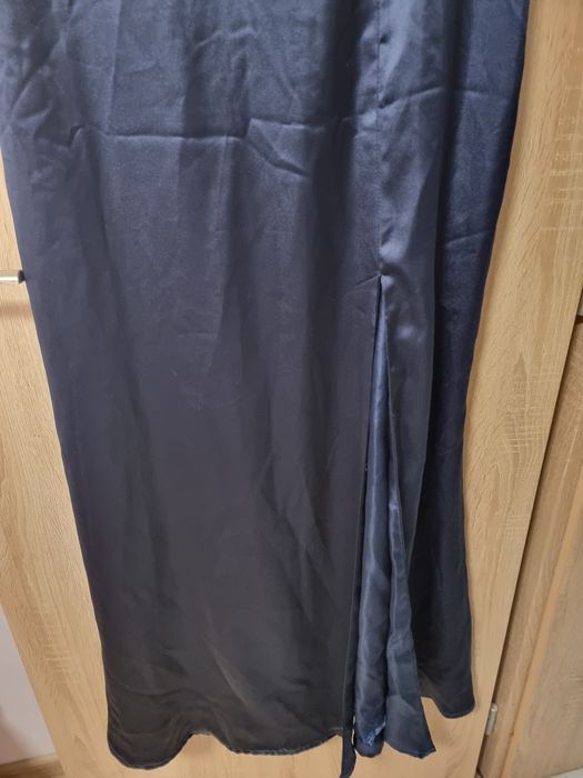 Сатенена тъмно синя дълга рокля