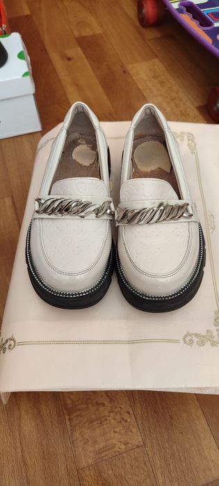 Туфли на девочку размеры 28,29,30,33