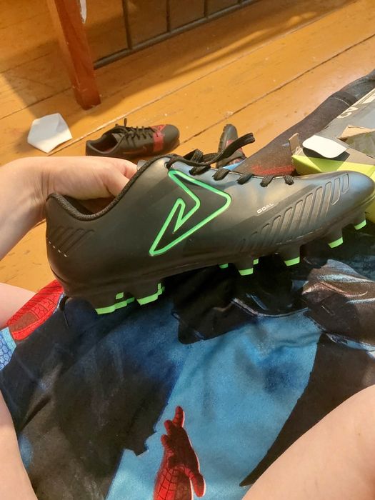 Продам кросы шипованые