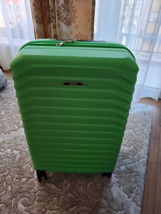 продавам зелен куфар 60 L KARST BORELLI , с 4 колелца, 60 х 42 х 26 см