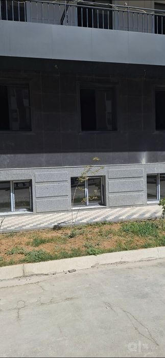 3 хонали 2 та кв сотилади: 1-этаж(37 500 $) ва полуподвал (26 500 $) .