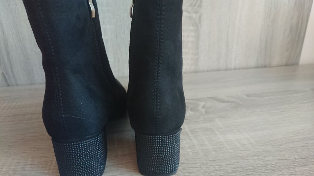 Елегантни дамски боти