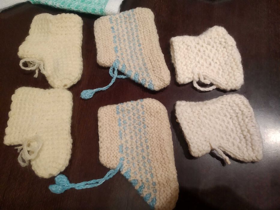 Плетено бебешко елече с терлички