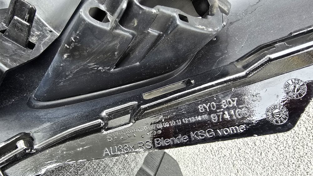 Оригинална Audi RS3 предна решетка 8Y