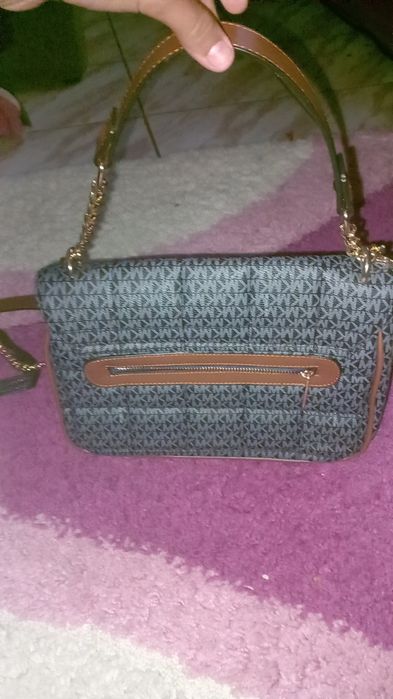 Vând geanta și un ghiozdanel , sunt noi