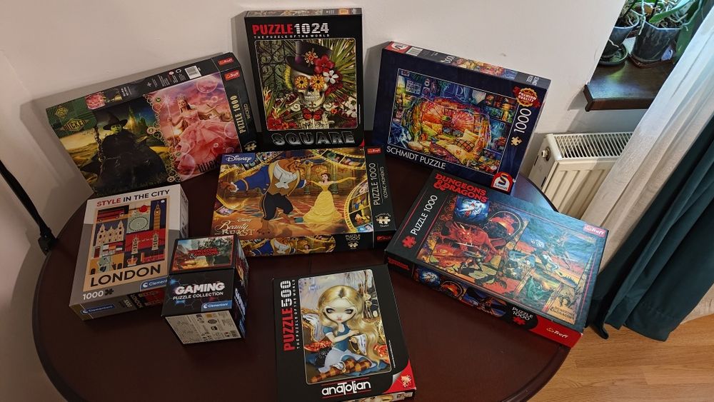 Vand 8 cutii cu puzzle