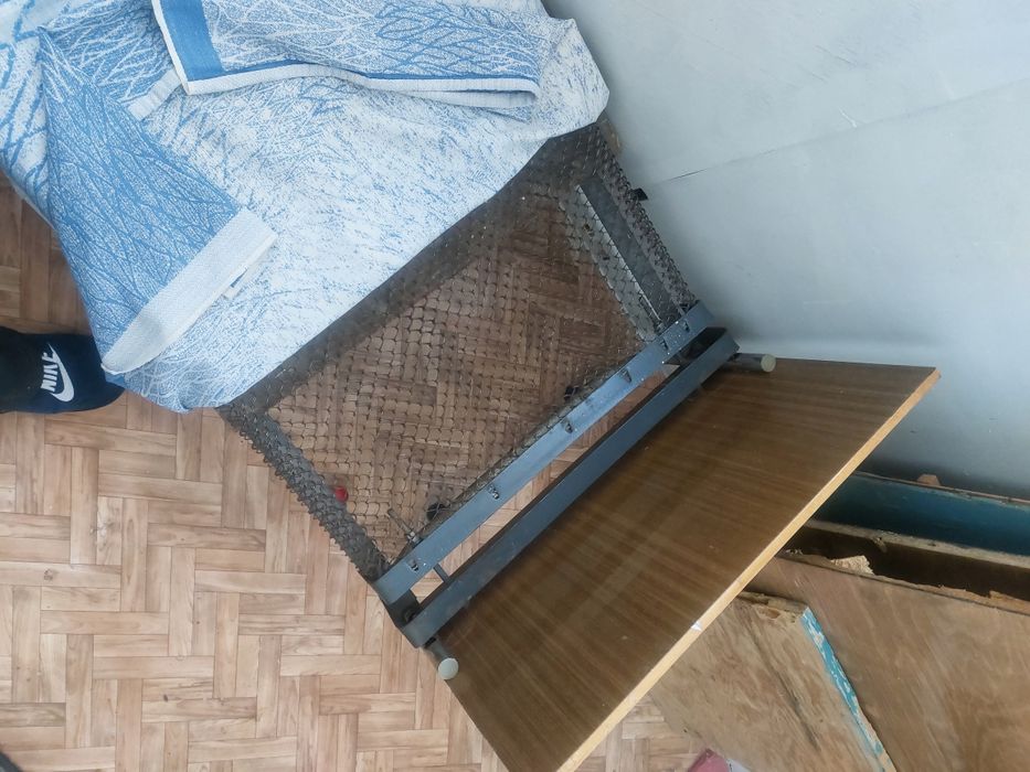 Кровать односпальная.