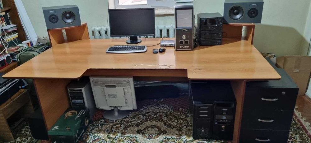 Стол студийный для звукозаписи и видеомонтажа.