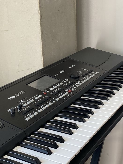 Korg pa 300 cu ritmuri incluse