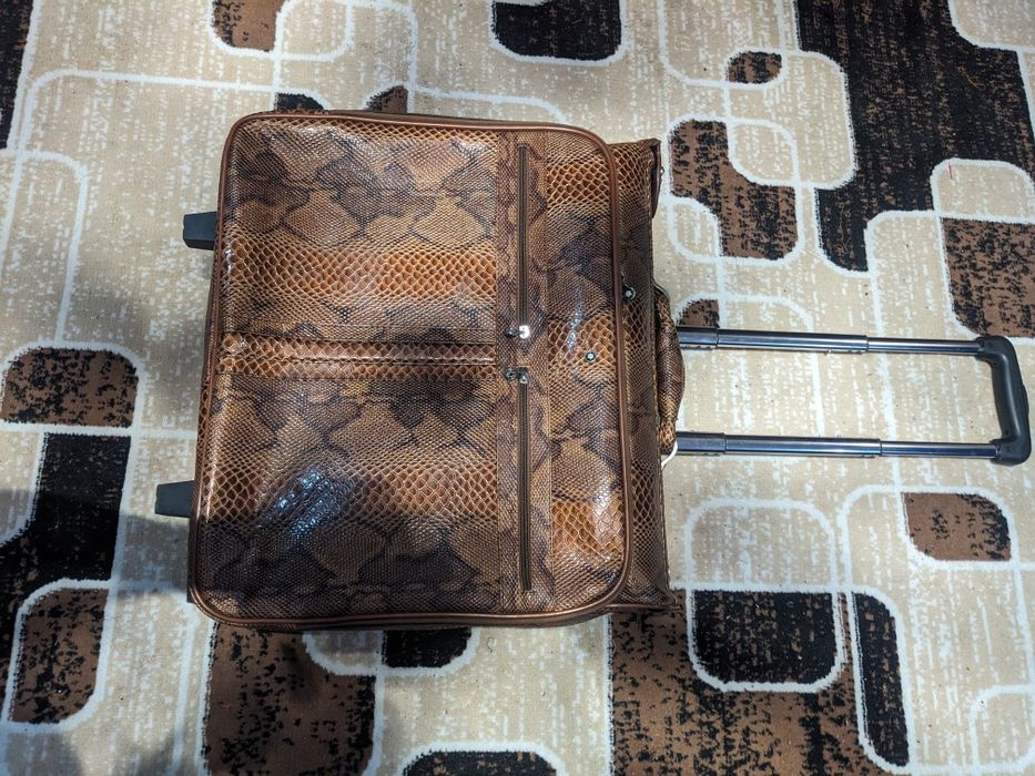 Продам чемодан на колесиках