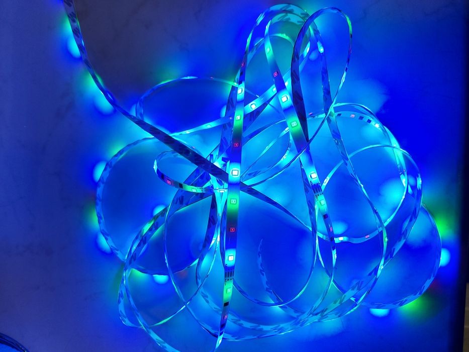 BANDA  LED  -5m ,multicoloră cu telecomanda -nouă
