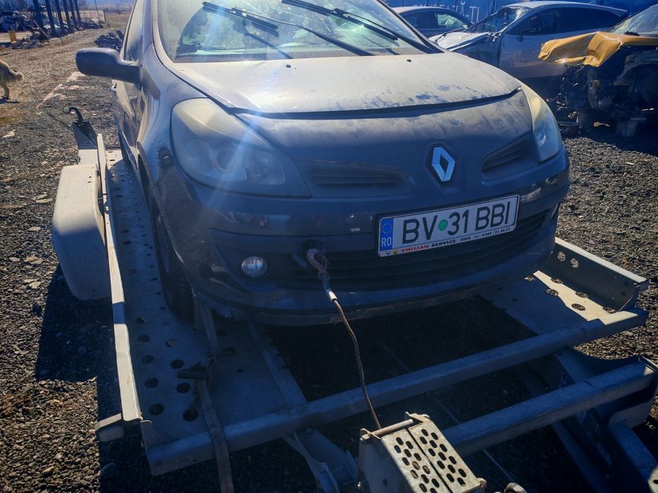 Dezmembrez Renault Clio 3 2009 1.6 benzina