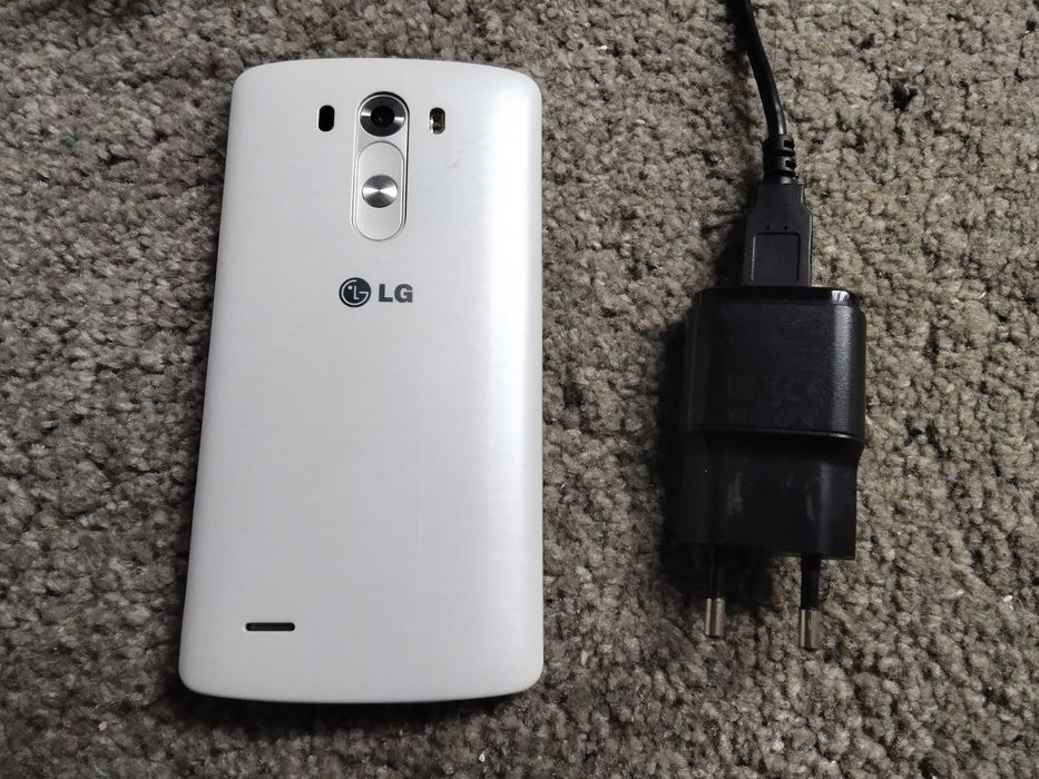 страхотен оригинален смартфон LG с оригинално зарядно и нова батерия