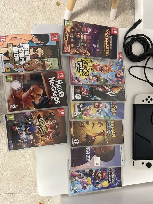 Nintendo Switch OLED + 10 игри + аксесоари – Пълен комплект, готов за игра!