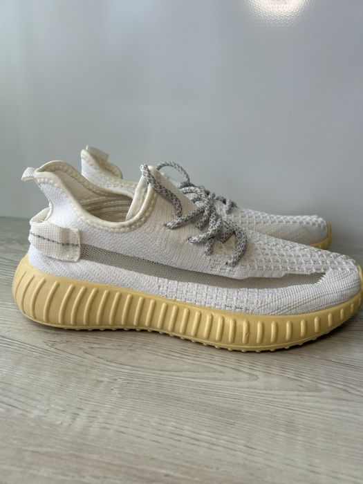 Adidași albi tip Yeezy – mărime 38