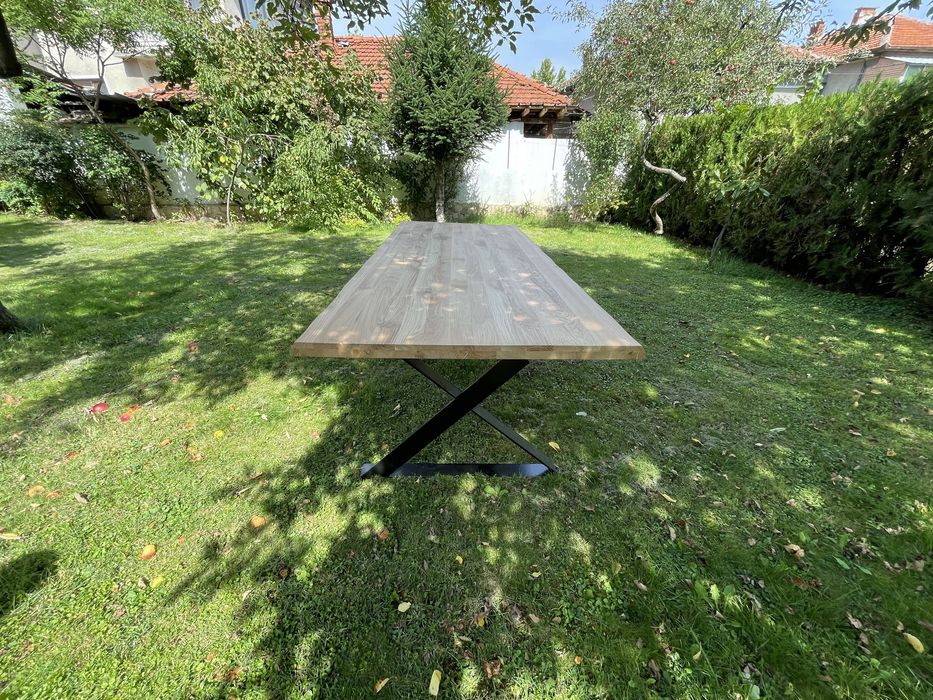 Маса от доб масив с естествен ръб