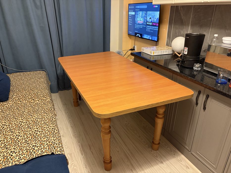 Стол большой кухонный