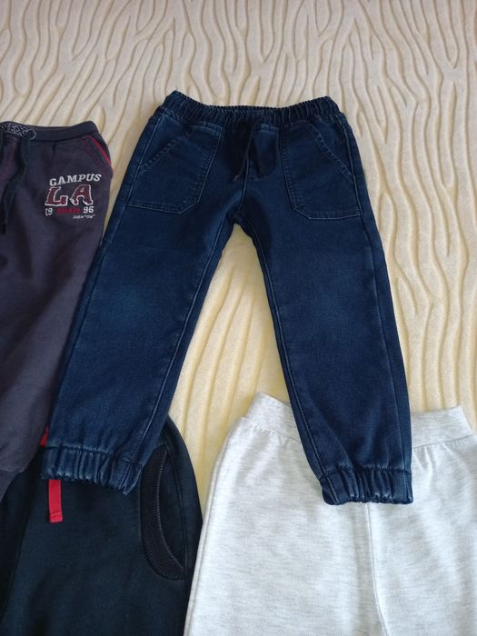 Долнища и дънки размери 98-104-110.Долнищата по 3лв.Дънките по 5лв.